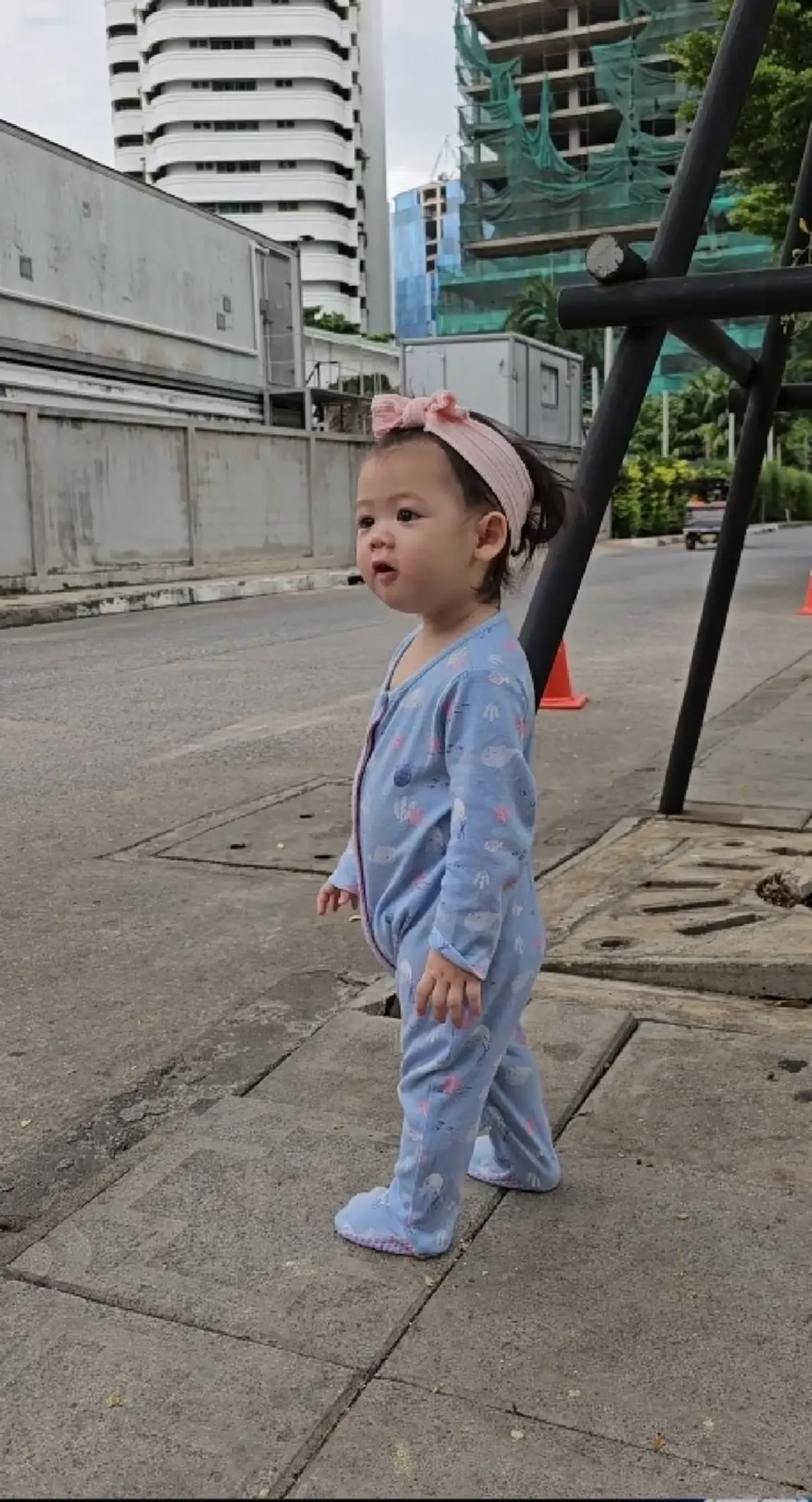 ชมพู่ อารยา พาลูกๆทั้ง 3 คน ใส่บาตร น้องแอบิเกล ยืนธุจ้าส่งหลวงพี่ขึ้นรถ