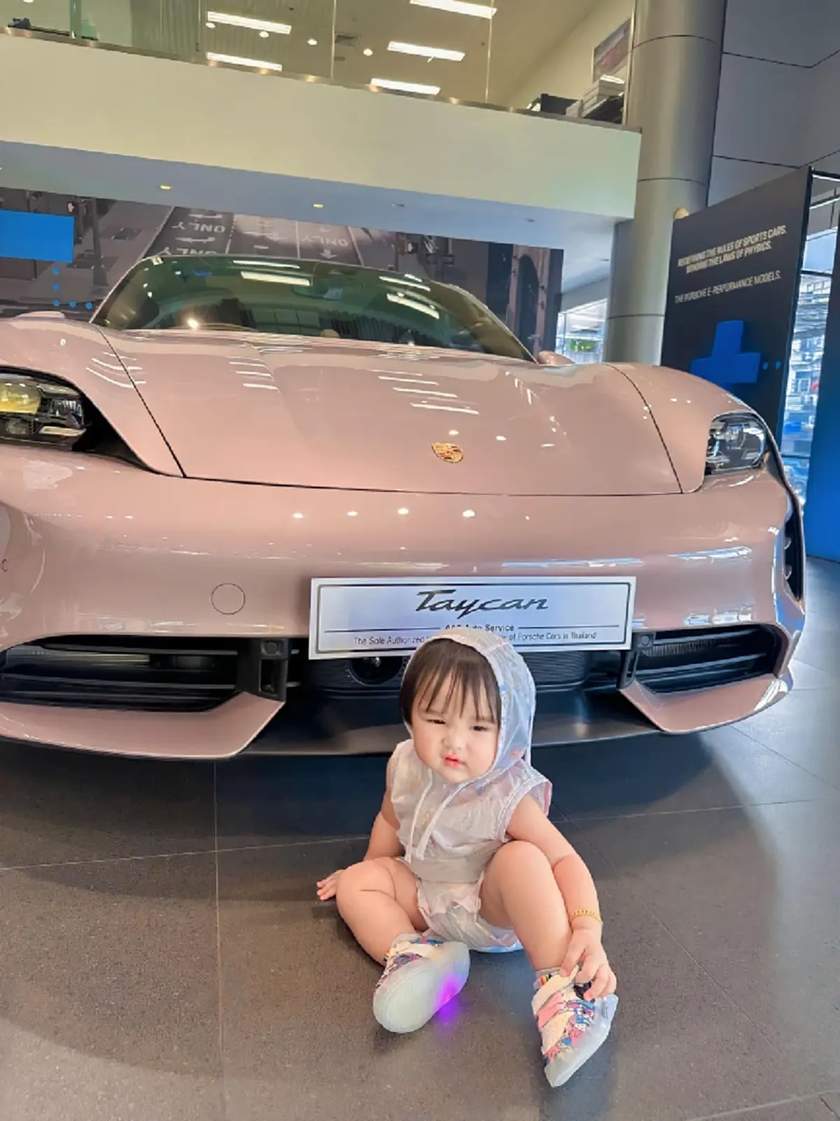 เจนนี่ อวดรางวัลแห่งความสำเร็จ ถอยรถหรูป้ายแดง วัย 28 ปี รู้ราคาร้องโอ้โห