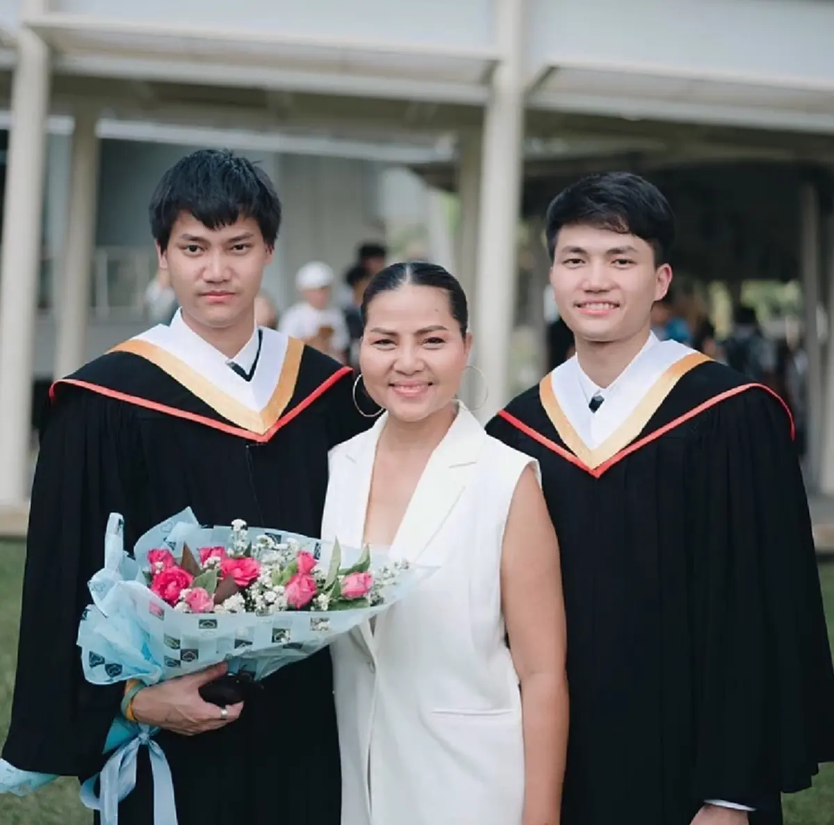 ลูกชายสุนารี ราชสีมา โผล่กลางไอจีแม่ หลังเห็นความฮอต ทำหนุ่มฝรั่งมองเหลียว