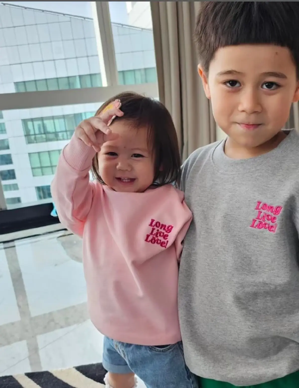 ชมพู่ โพสต์รูปภาพล่าสุด น้องแอบิเกล เทียบ สายฟ้า-พายุ ชัดเลยหน้าเหมือนใคร