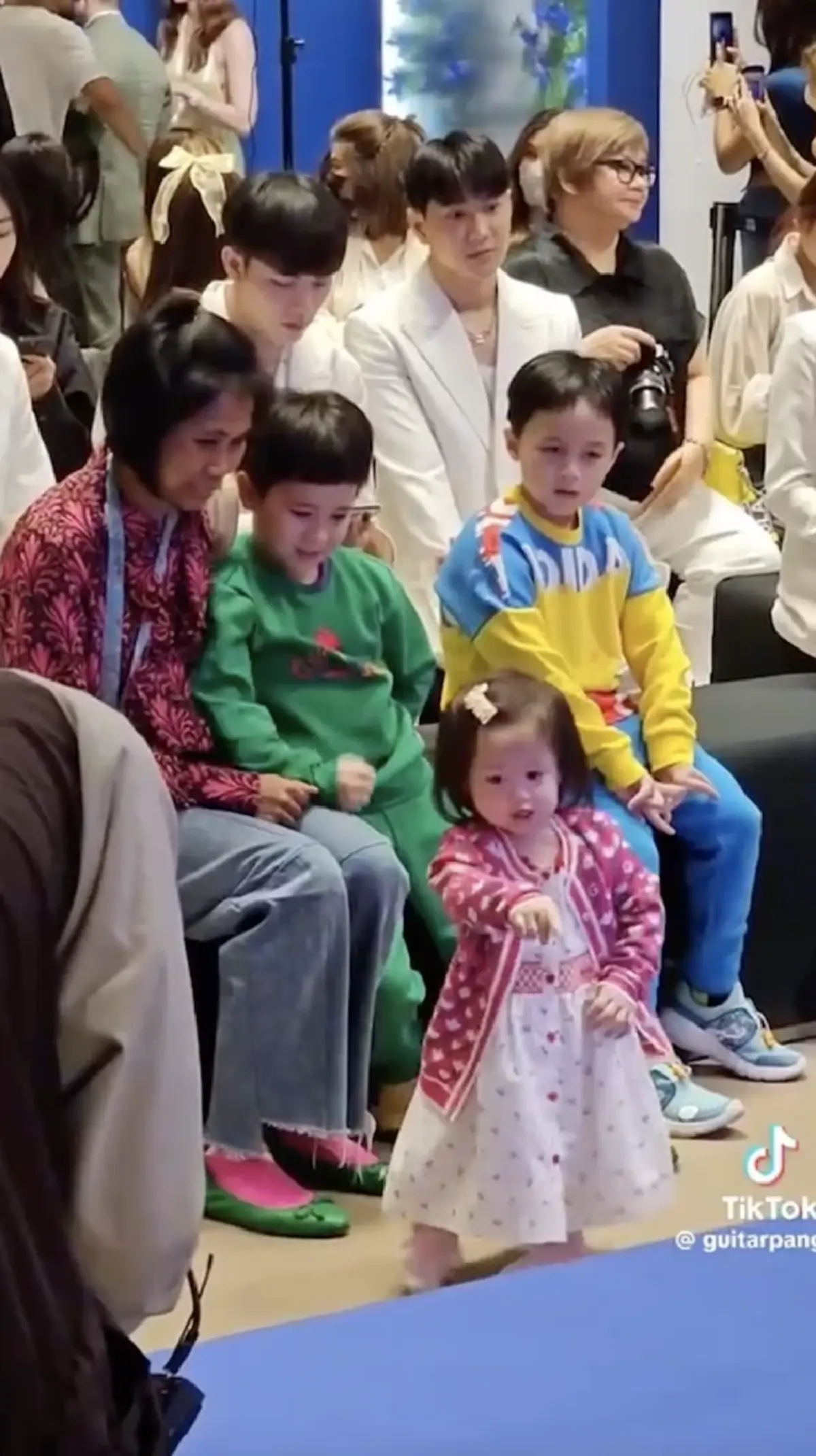 ชาวเน็ตพูดเป็นเสียงเดียวกัน หลัง แม่ชมพู่ อารยา พาลูกๆทั้ง 3 คนไปออกงาน