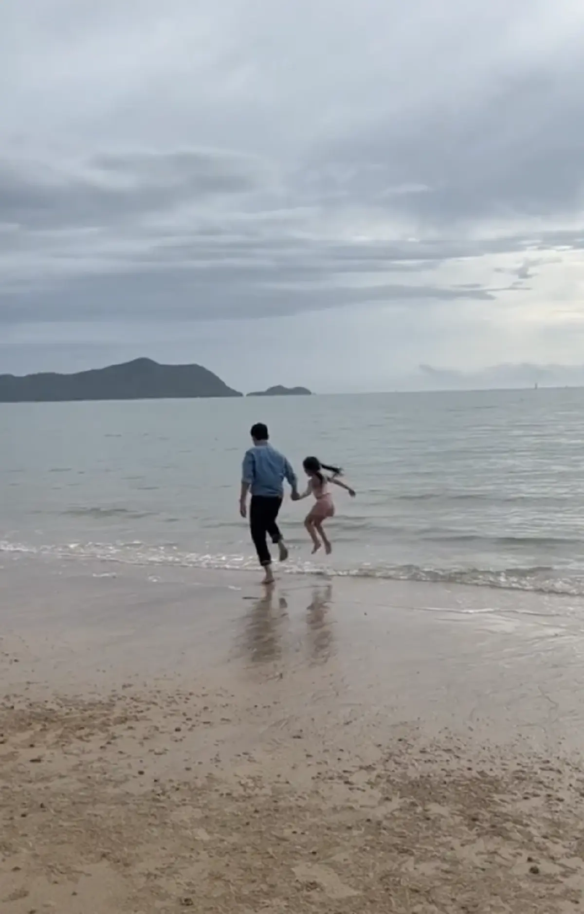 ไม่ต้องเดาแล้ว เจ้าของช่องเฉลยให้ ทิม พิธา ไปพัทยากับใคร นอกจาก น้องพิพิม 