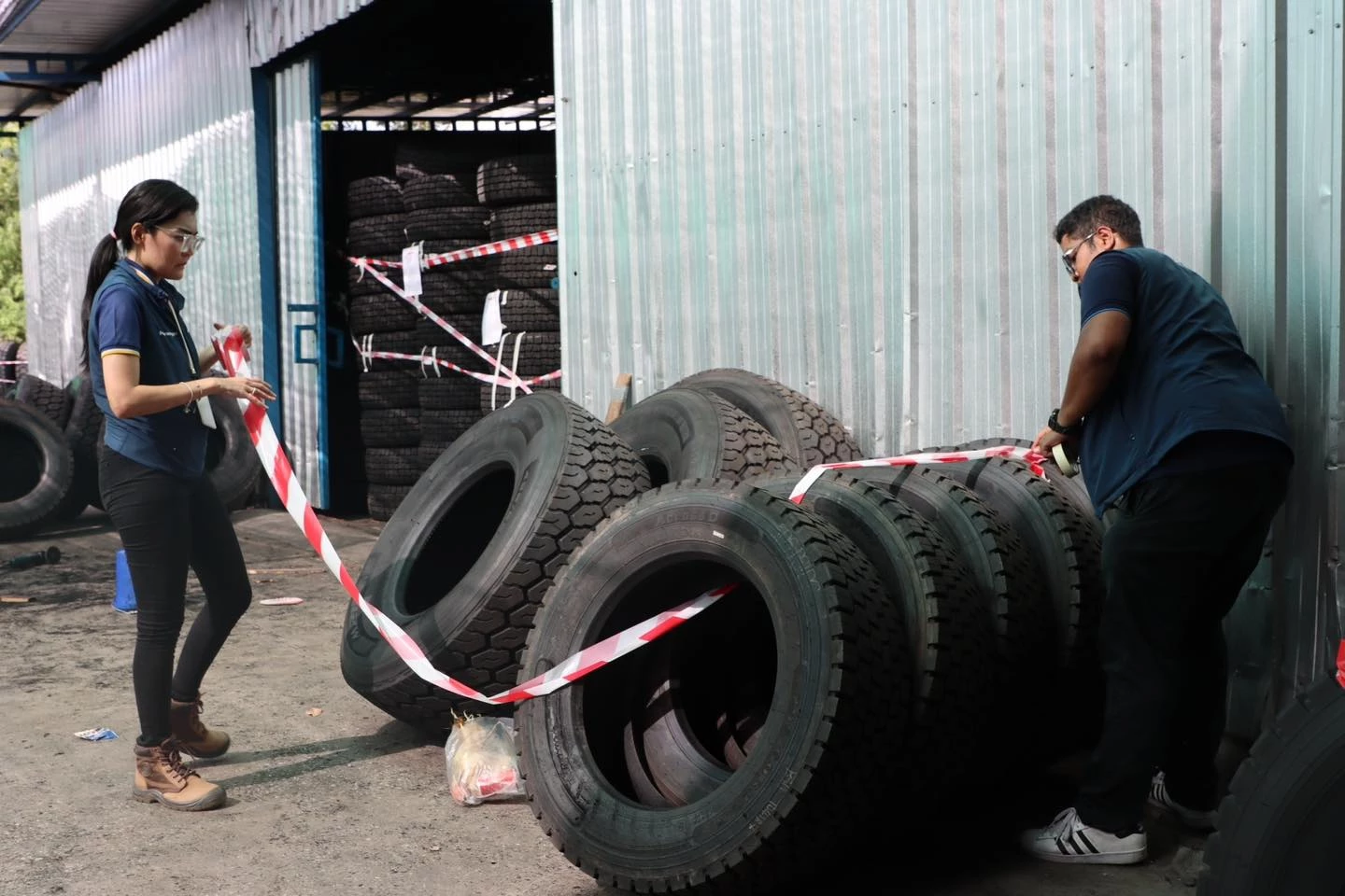 บุกทลายโกดังยางรถยนต์ยี่ห้อดัง 90ล้าน ไม่ได้มาตรฐาน เตือนอันตรายอย่าซื้อ