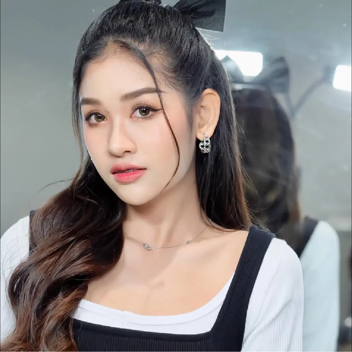 เบลล์ นิภาดา เพิ่งถูกรถสิบล้อฝ่าไฟแดงชนรถ คอมเมนต์  แอ้ม ชลธิชา หลังเกิดอุบัติเหตุ รถพุ่งชนศาลาข้างทาง