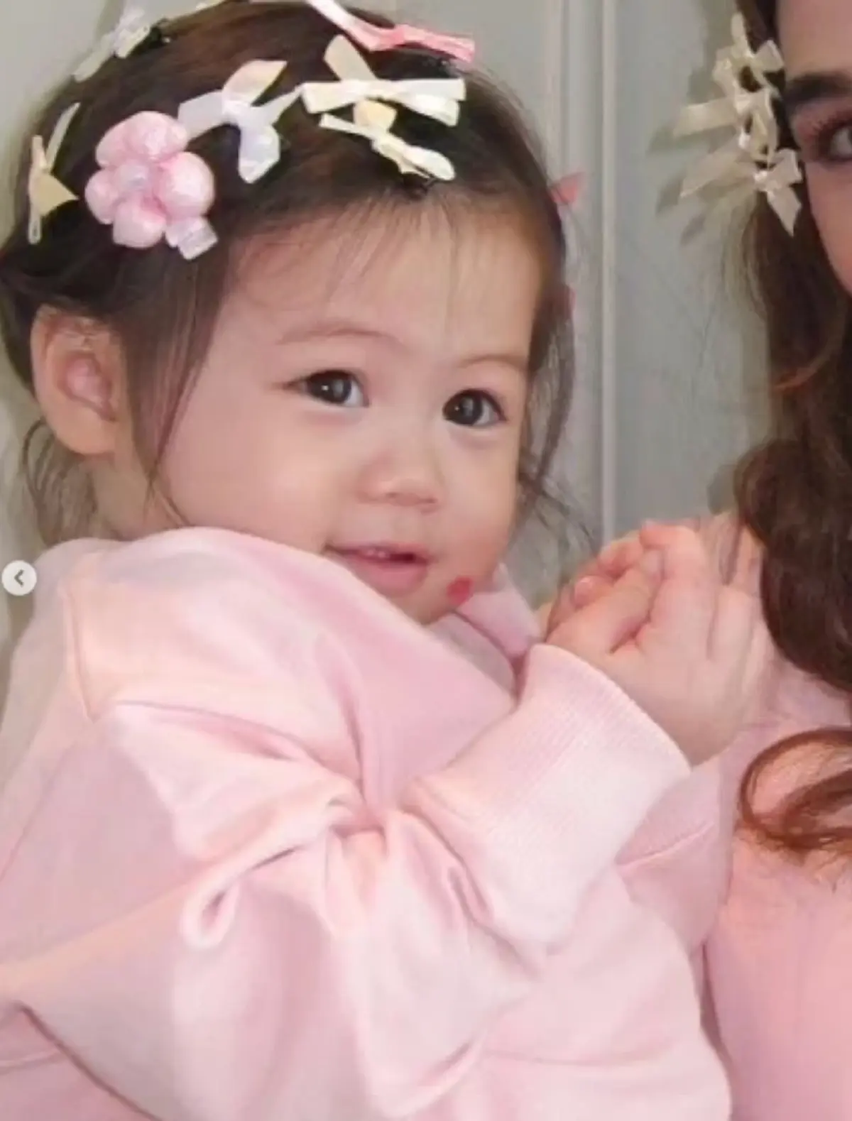 เปิดภาพล่าสุด น้องแอบิเกล ลูกสาวหมื่นล้าน ชมพู่ อารยา ยิ่งโตยิ่งสวยชัด