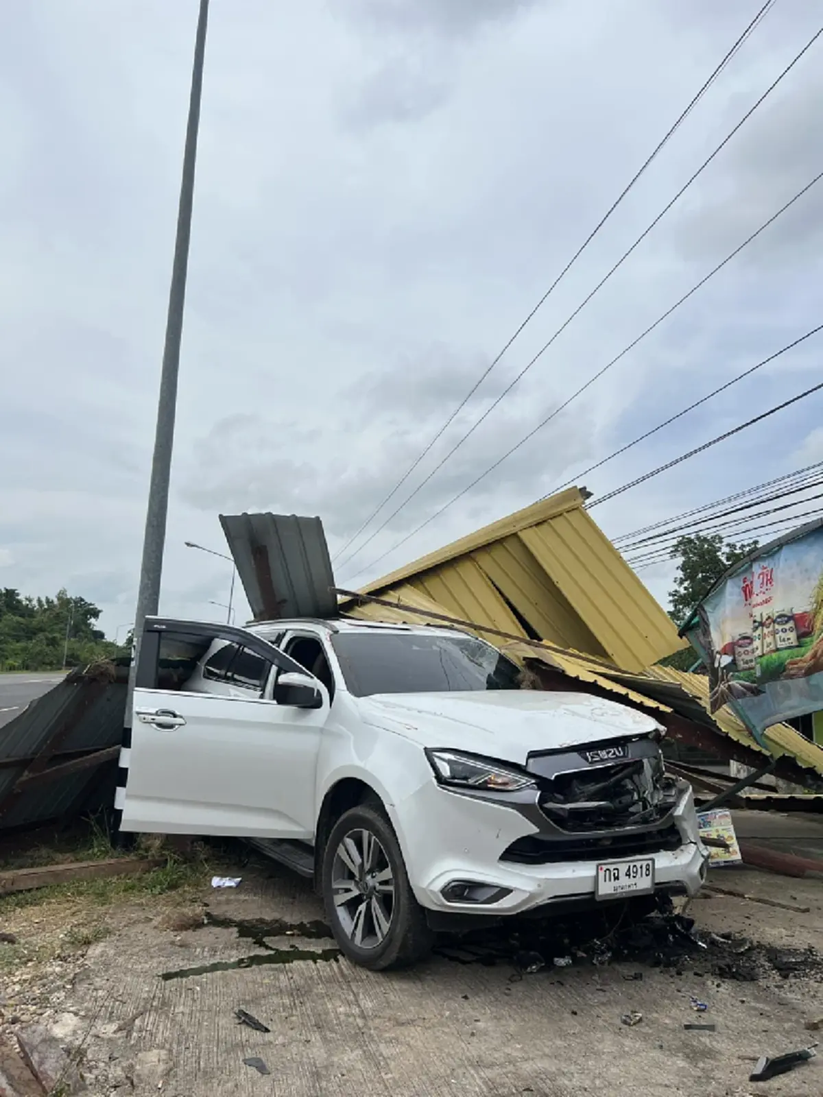 เบลล์ นิภาดา เพิ่งถูกรถสิบล้อฝ่าไฟแดงชนรถ คอมเมนต์  แอ้ม ชลธิชา หลังเกิดอุบัติเหตุ รถพุ่งชนศาลาข้างทาง