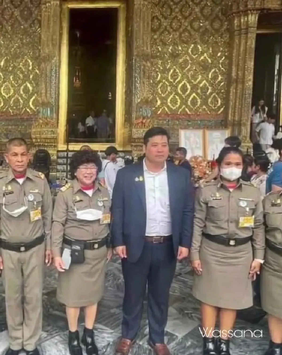 เปิดภาพ "ท่านอ้น" เดินทางกลับไทยวันแรก กินก๋วยเตี๋ยวเรียบง่ายไม่ถือตัว