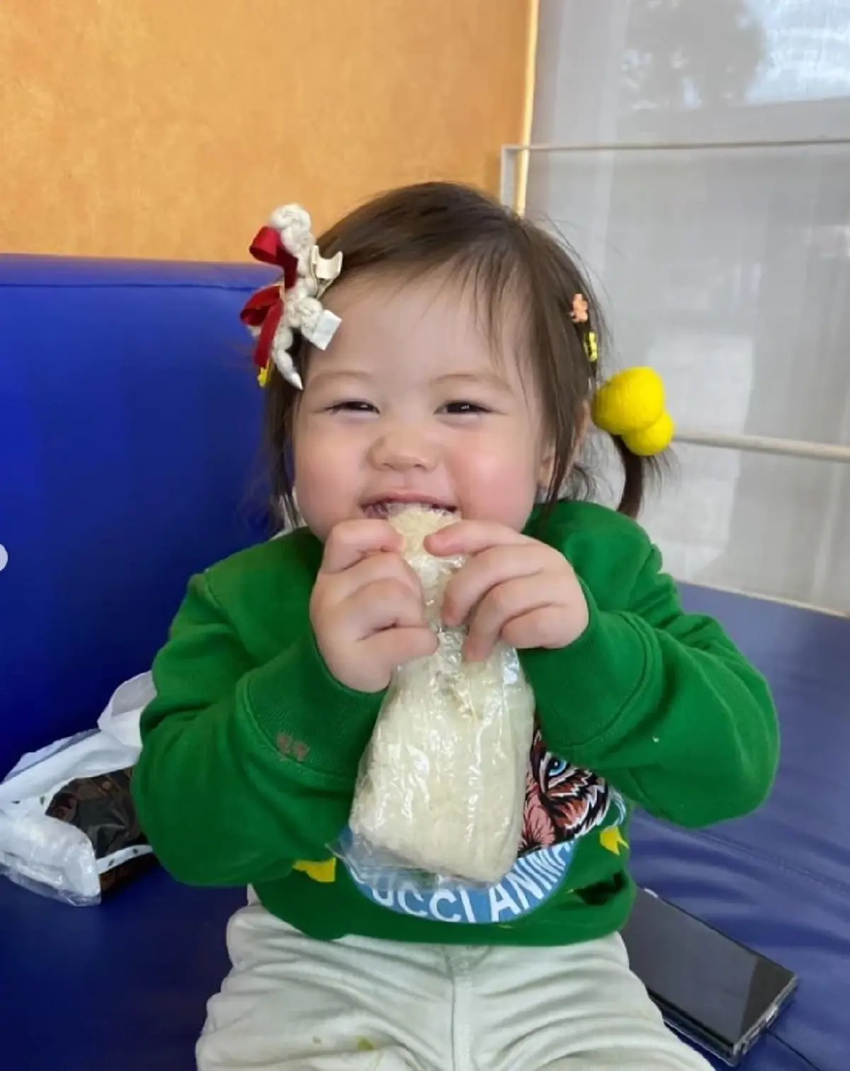  ทายาทหมื่นล้าน น้องแอบิเกล ติดดินมากนั่งกินข้าวเหนียวอย่างเอร็ดอร่อย