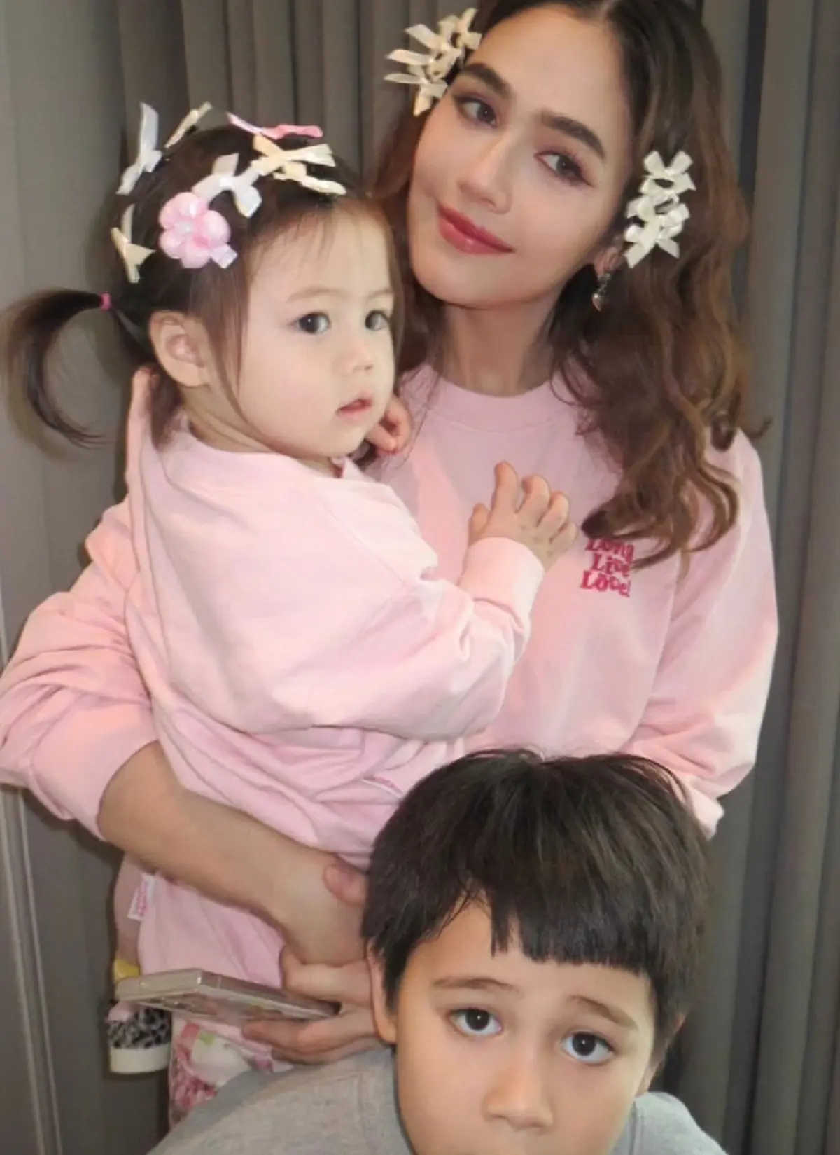 เปิดภาพล่าสุด น้องแอบิเกล ลูกสาวหมื่นล้าน ชมพู่ อารยา ยิ่งโตยิ่งสวยชัด
