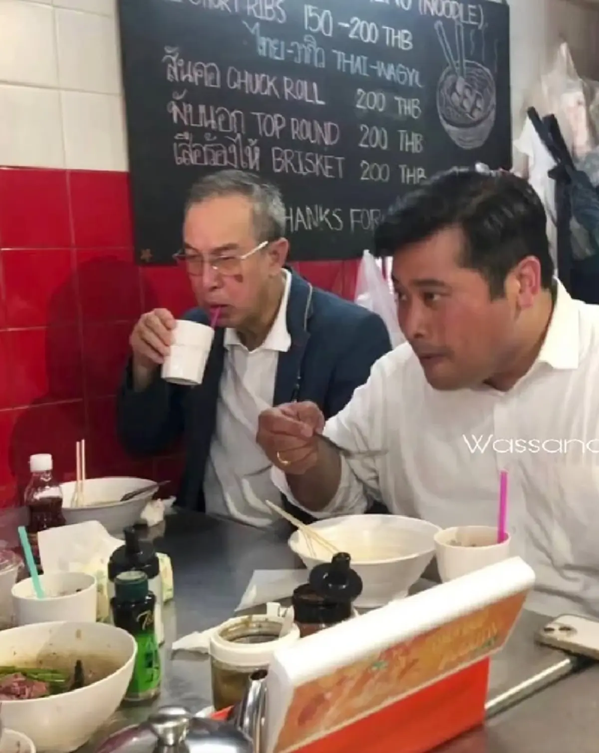 เปิดภาพ "ท่านอ้น" เดินทางกลับไทยวันแรก กินก๋วยเตี๋ยวเรียบง่ายไม่ถือตัว