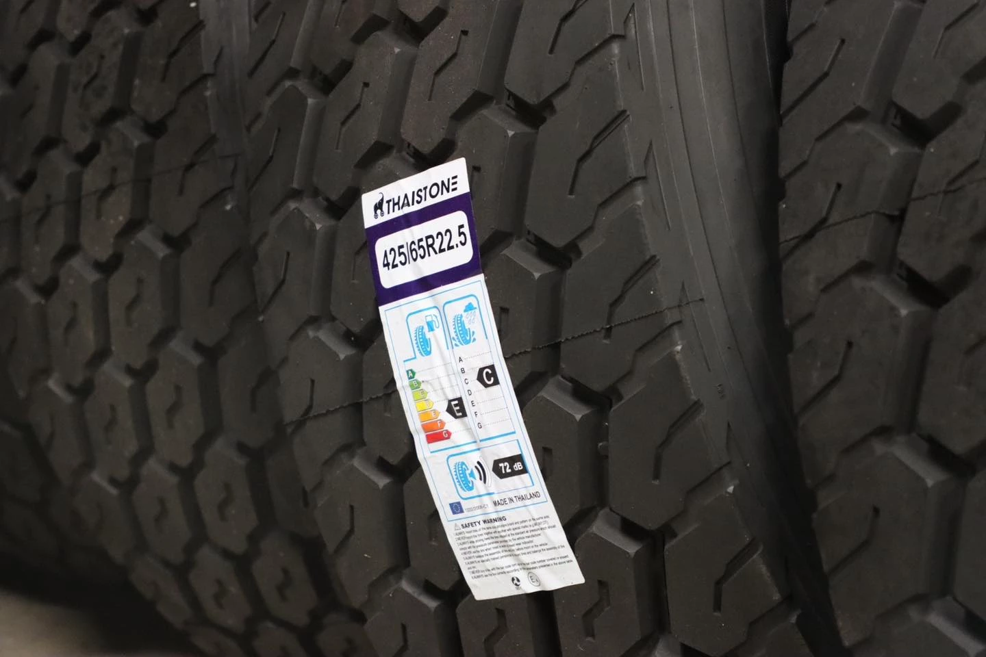 บุกทลายโกดังยางรถยนต์ยี่ห้อดัง 90ล้าน ไม่ได้มาตรฐาน เตือนอันตรายอย่าซื้อ