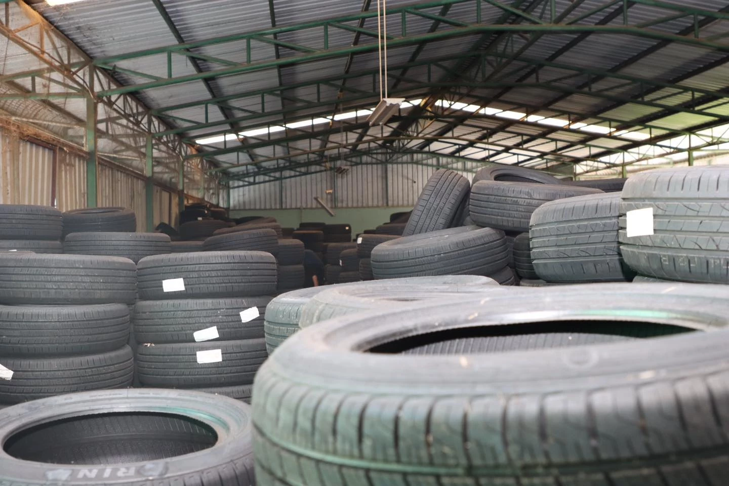 บุกทลายโกดังยางรถยนต์ยี่ห้อดัง 90ล้าน ไม่ได้มาตรฐาน เตือนอันตรายอย่าซื้อ