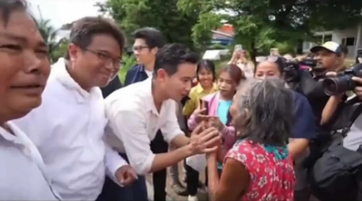 ชาวเน็ตแห่เทียบ พิธา - นายกเศรษฐา นาทีเจอประชาชนขอถ่ายรูป