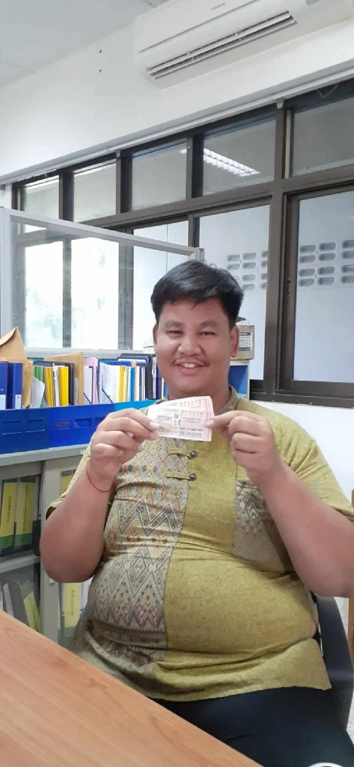 พนักงานเทศบาล ดวงเฮงถูกรางวัลที่ 1 รับ 12 ล้าน หลังใจดีช่วยซื้อลอตเตอรี่