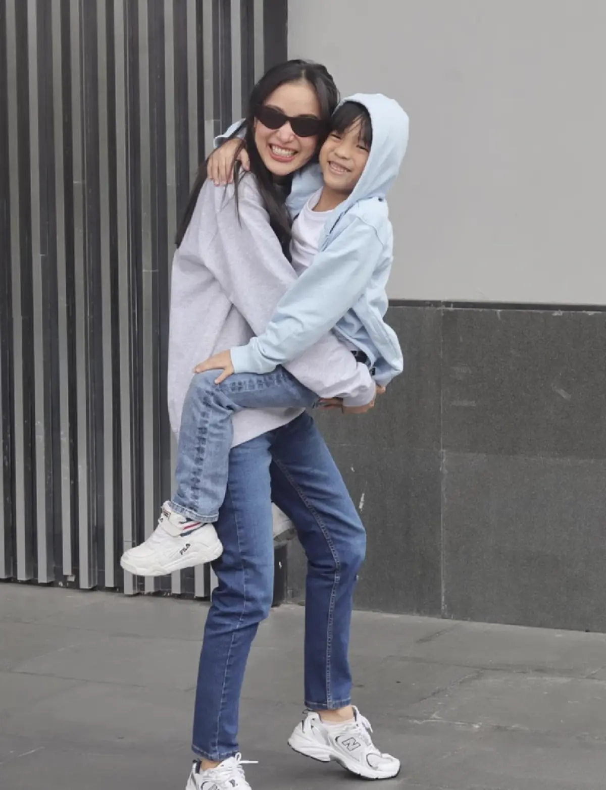 เปิดภาพแรก เบนซ์ เรซซิ่ง หลังถูกปล่อยตัว เผยสาเหตุ น้องเรซซิ่ง ไม่ได้มารับหลังปล่อยตัว