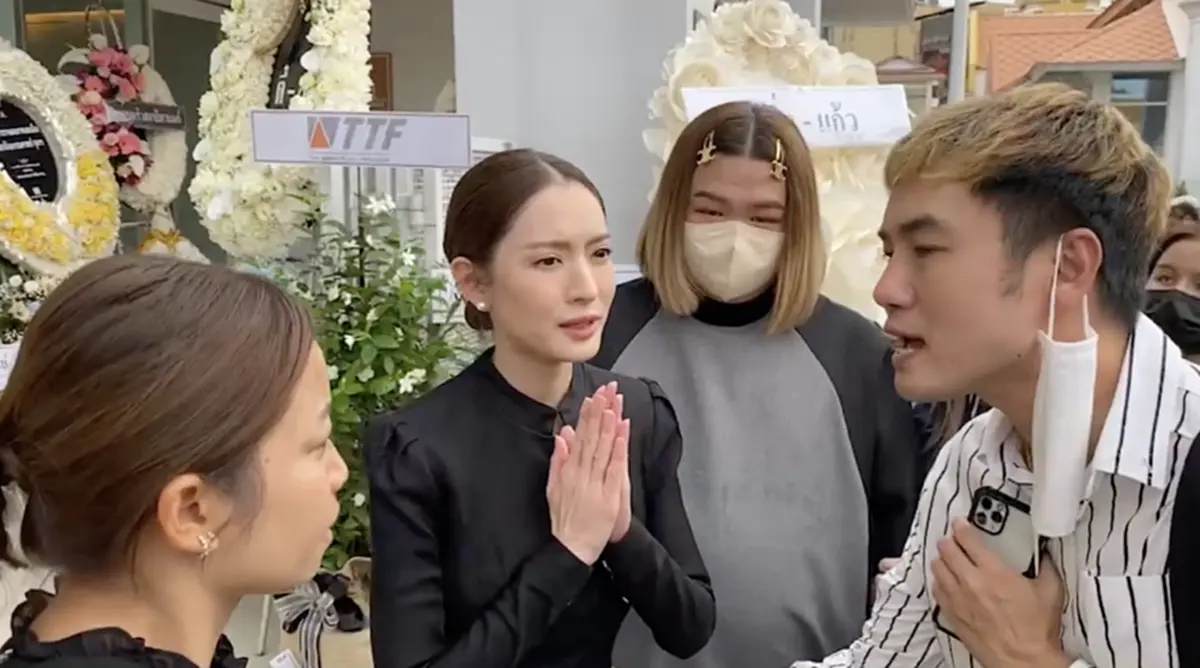 แม่เลี้ยงแอฟ ทักษอร โพสต์รูปคู่ นนกุล-ทิม พิธา แฮชแท็กทำไอจีแตกกลางดึก