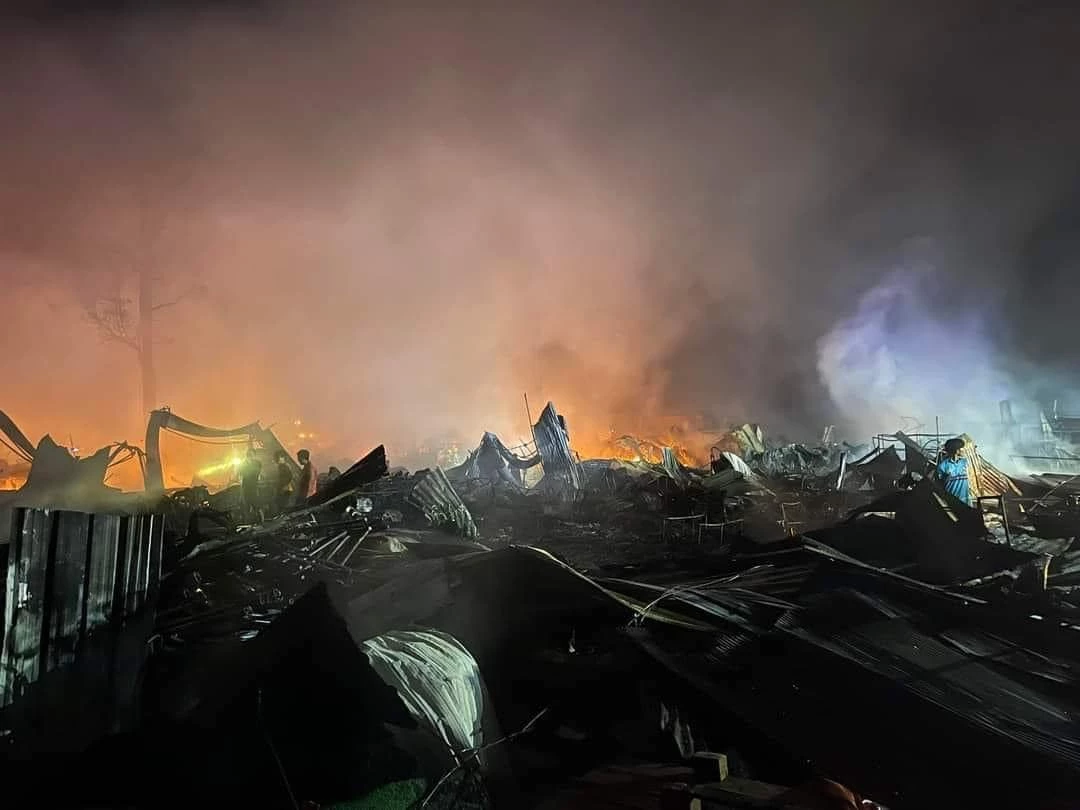 ไฟไหม้ตลาดช่องจอม วอด 130 ร้าน เสียหาย 320 ล้าน พ่อค้าแม่ค้ายืนร่ำไห้หมดตัว