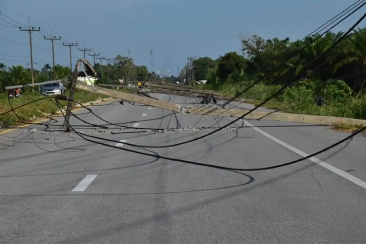 โจรใต้เหิม ลอบบึ้มตากใบ เสาไฟฟ้าล้มระนาว-ยิงถล่มกลางดึก