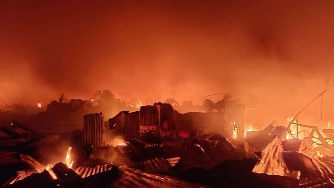 ไฟไหม้ตลาดช่องจอม วอด 130 ร้าน เสียหาย 320 ล้าน พ่อค้าแม่ค้ายืนร่ำไห้หมดตัว