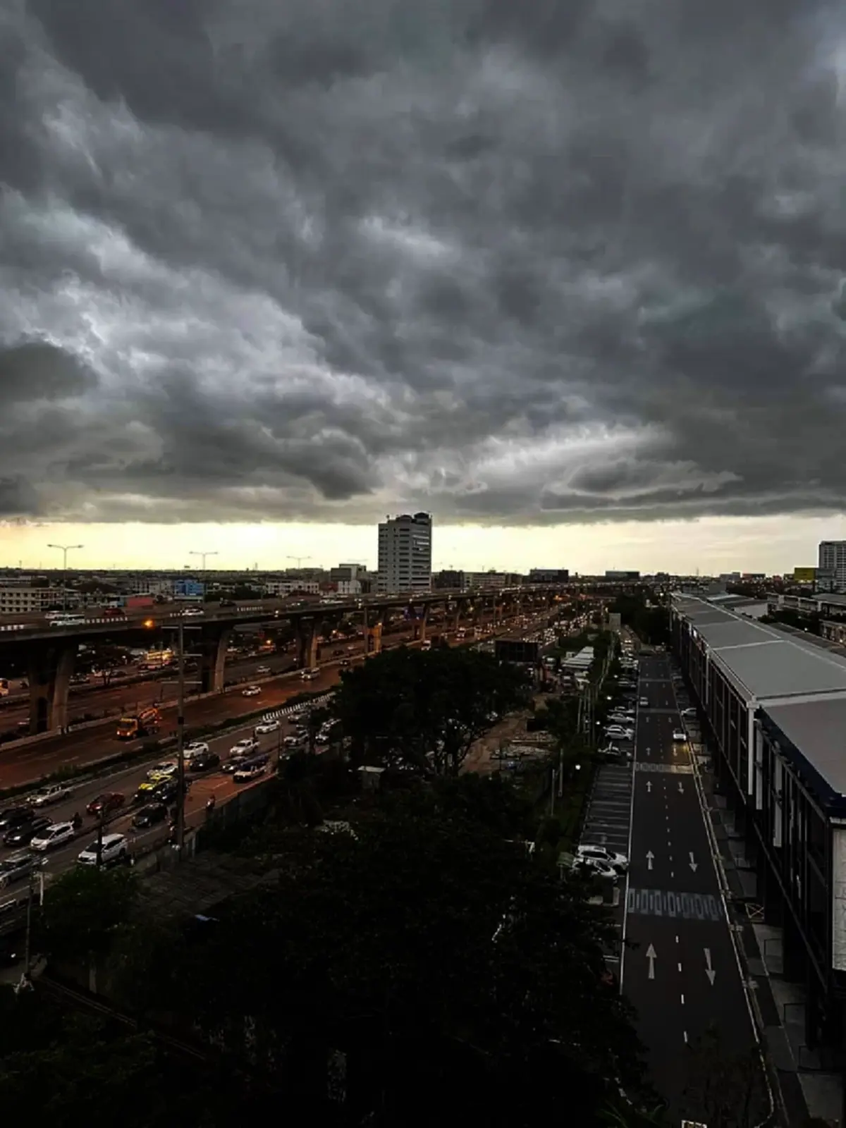 เตือนด่วน แผนที่ 59 จังหวัดระดับสีเหลือง-แดง เสี่ยงฝนตกหนักถึงพรุ่งนี้เช้า