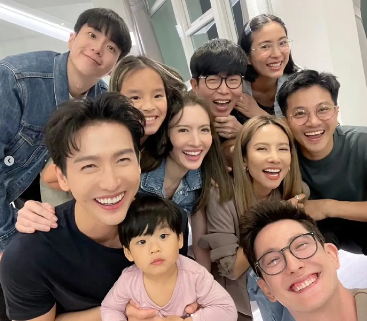 ชาวเน็ตตาดี จับพิรุธเสื้อ แอฟ ทักษอร นนกุล ใส่มาฉลองวันเกิดย้อนหลัง แอฟนนกุลเสื้อคู่