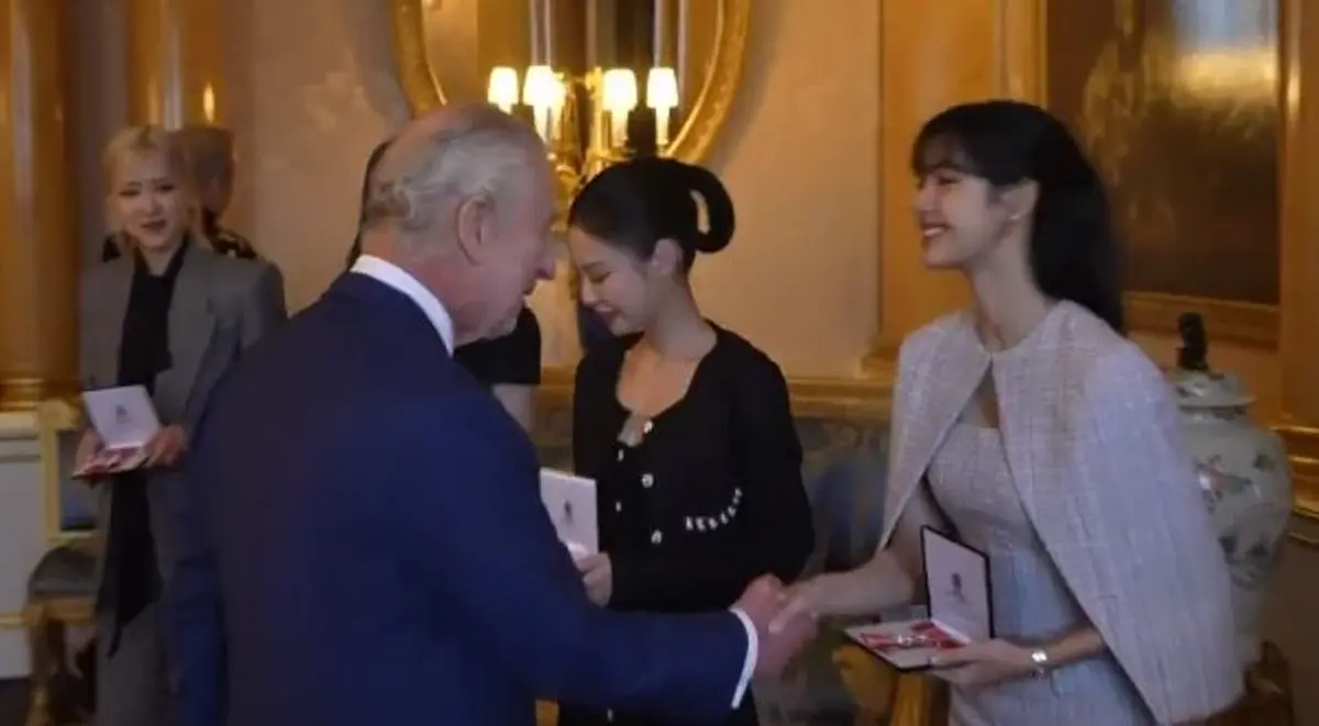 ลิซ่า สวมชุดแบรนด์ไทย รับพระราชทานเครื่องราชฯ จากพระเจ้าชาร์ลส์ที่ 3