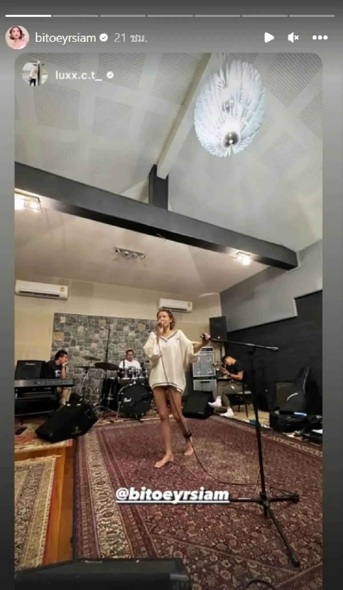 ใบเตย สุธีวัน ซ้อมร้องเพลง ก่อนขึ้นคอนเสิร์ตวันลอยกระทง