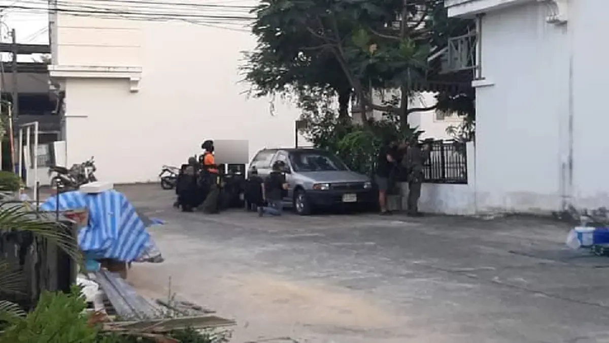 ด่วน! เกิดเหตุชายคลั่งถือปืนยิงชาวบ้าน เบื้องต้นแจ้งว่าเป็นหมอทหาร