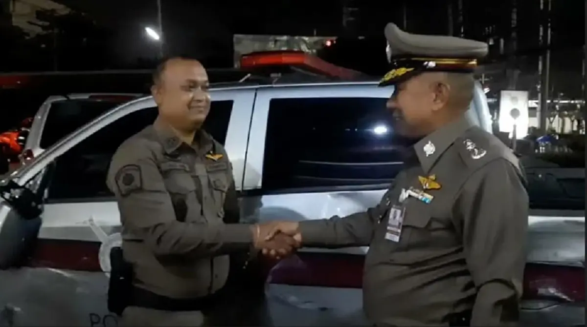 หนุ่มซิ่งรถบรรทุกชนดะ20 คัน หนี ตร. ยิงสกัดไม่หยุดพุ่งชน ตร. เจ็บ 3