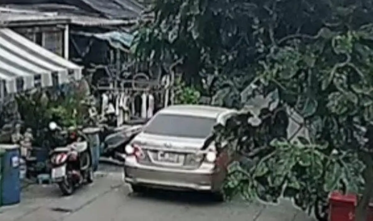 เปิดภาพวงจรปิด นาที ด.ต. ยิงหนุ่มวัย 25 ปี หน้าบ้าน  สลดใจลูกดับในอ้อมแขนพ่อ