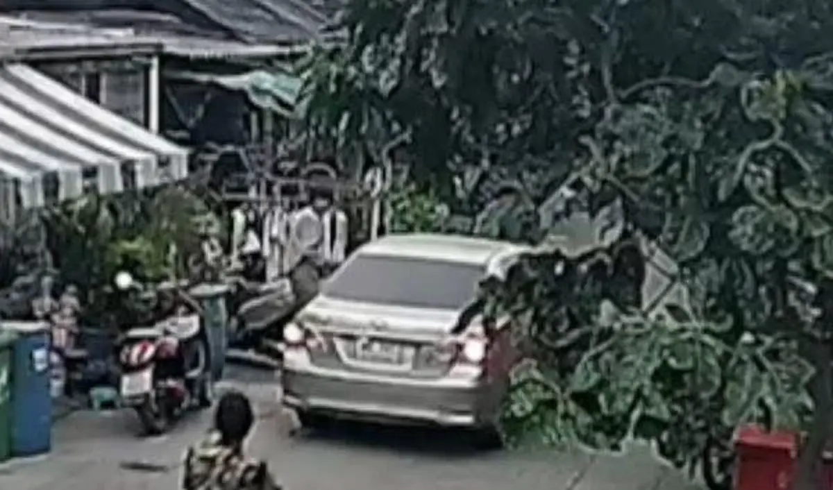 เปิดภาพวงจรปิด นาที ด.ต. ยิงหนุ่มวัย 25 ปี หน้าบ้าน  สลดใจลูกดับในอ้อมแขนพ่อ