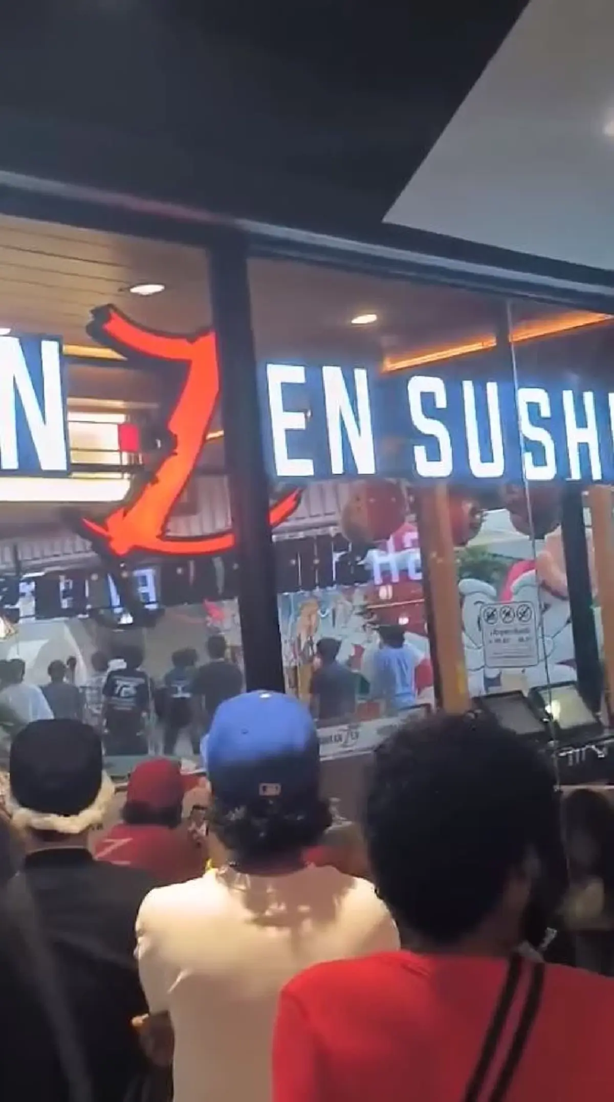 ด่วน วัยรุ่นยกพวกตีกัน ห้างดังกลางกรุง สั่งปิดประตูแล้ว