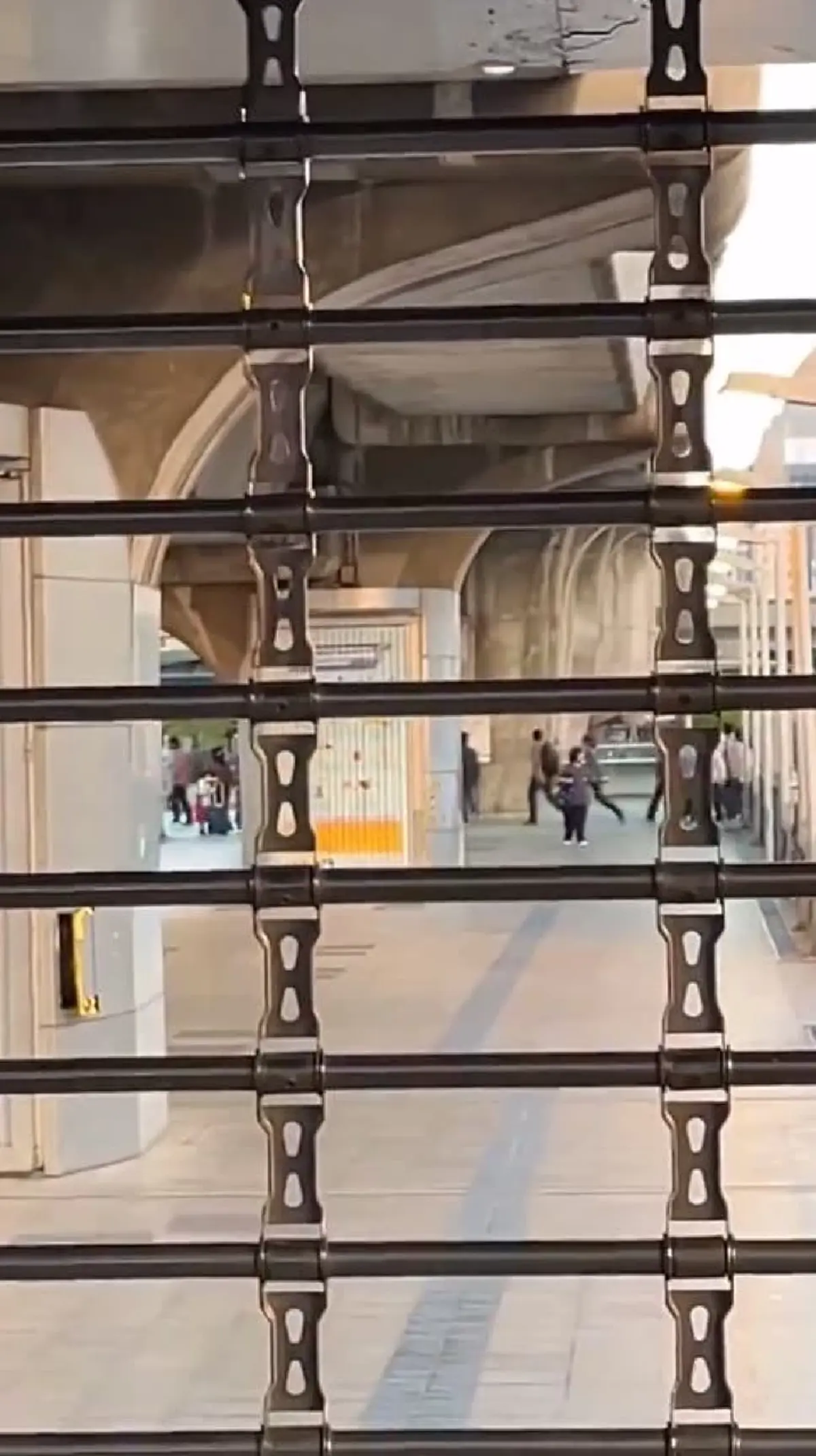 ด่วน วัยรุ่นยกพวกตีกัน ห้างดังกลางกรุง สั่งปิดประตูแล้ว