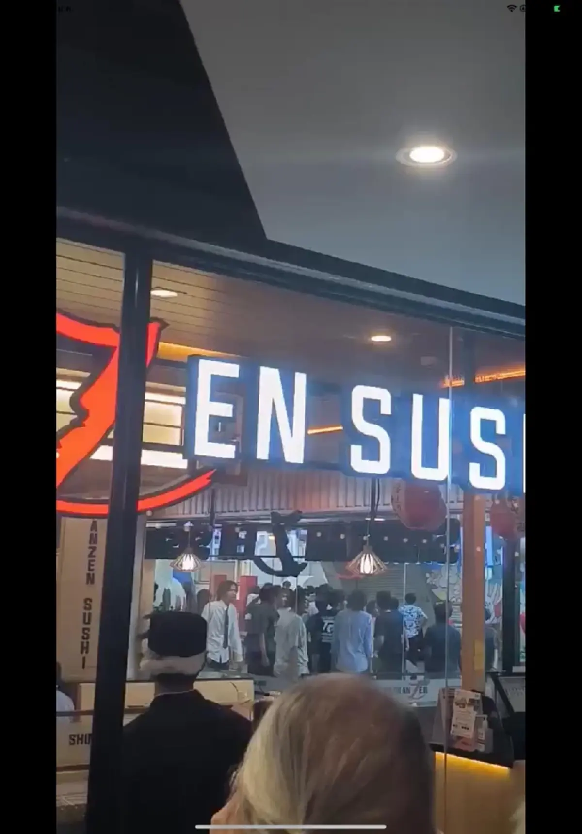 ด่วน วัยรุ่นยกพวกตีกัน ห้างดังกลางกรุง สั่งปิดประตูแล้ว