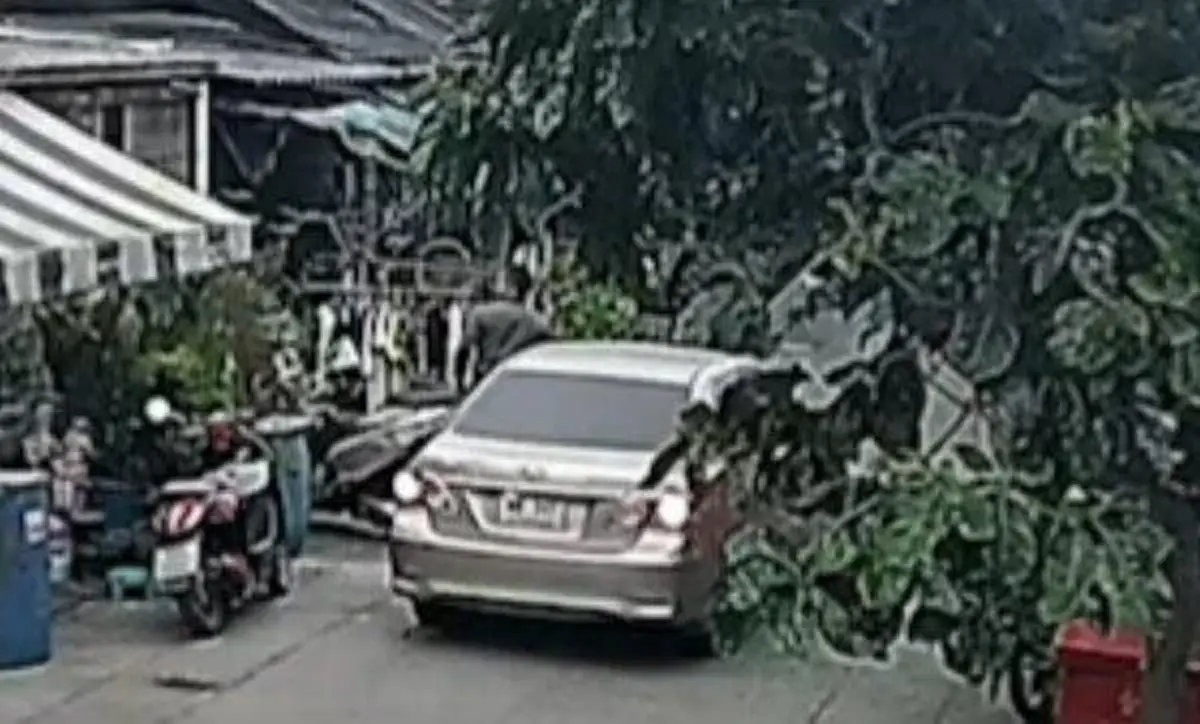 เปิดภาพวงจรปิด นาที ด.ต. ยิงหนุ่มวัย 25 ปี หน้าบ้าน  สลดใจลูกดับในอ้อมแขนพ่อ