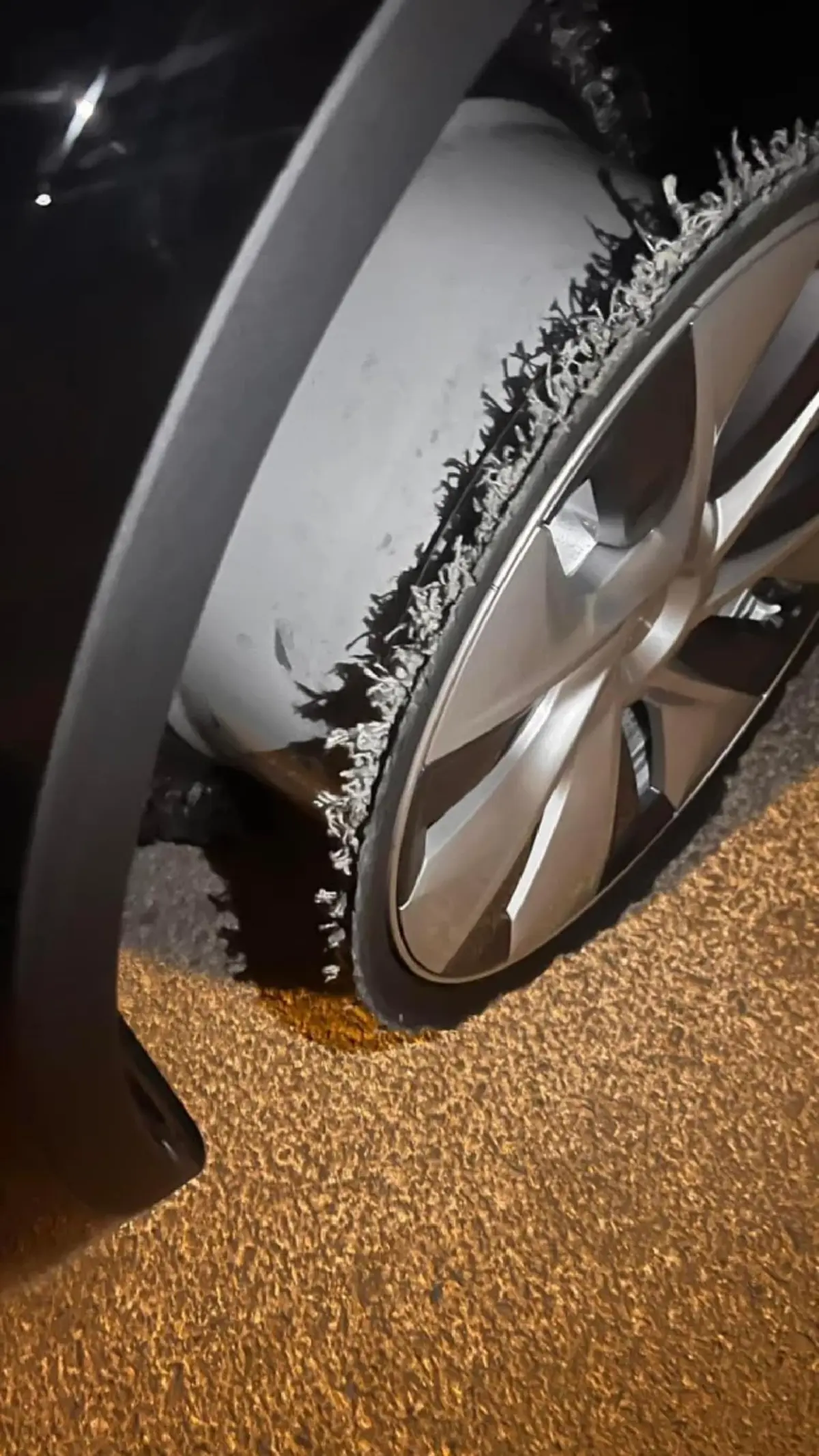 สาวขับรถไฟฟ้ายี่ห้อดัง รถเตือนยางแบน จอดดูตกใจหน้ายางหายทั้งเส้น