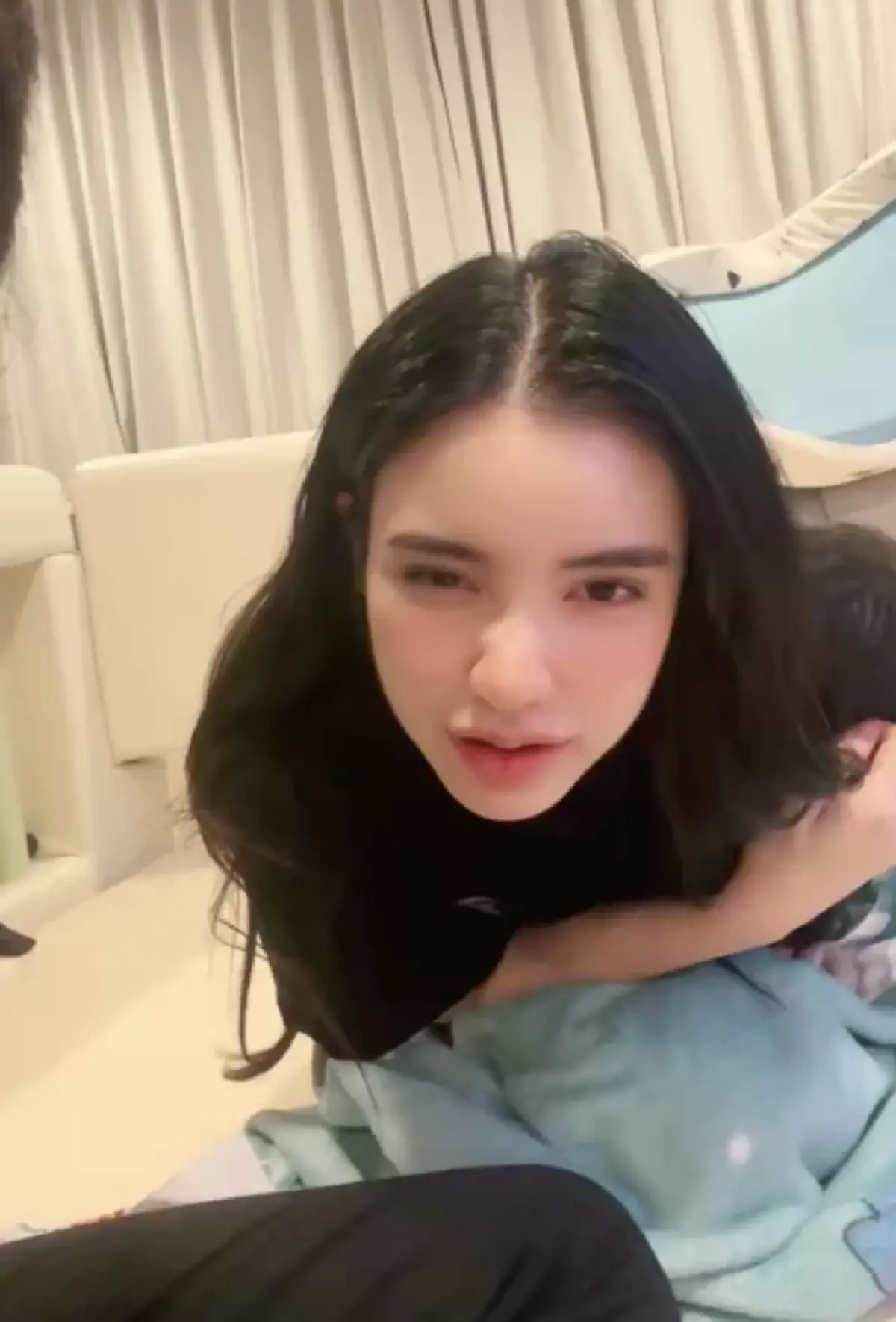ครูเต้ย อภิวัฒน์ ไลฟ์ครั้งแรก หลัง ขนม ประกาศลดสถานะ ถึงกับหลุดโฟกัสเต็มๆ