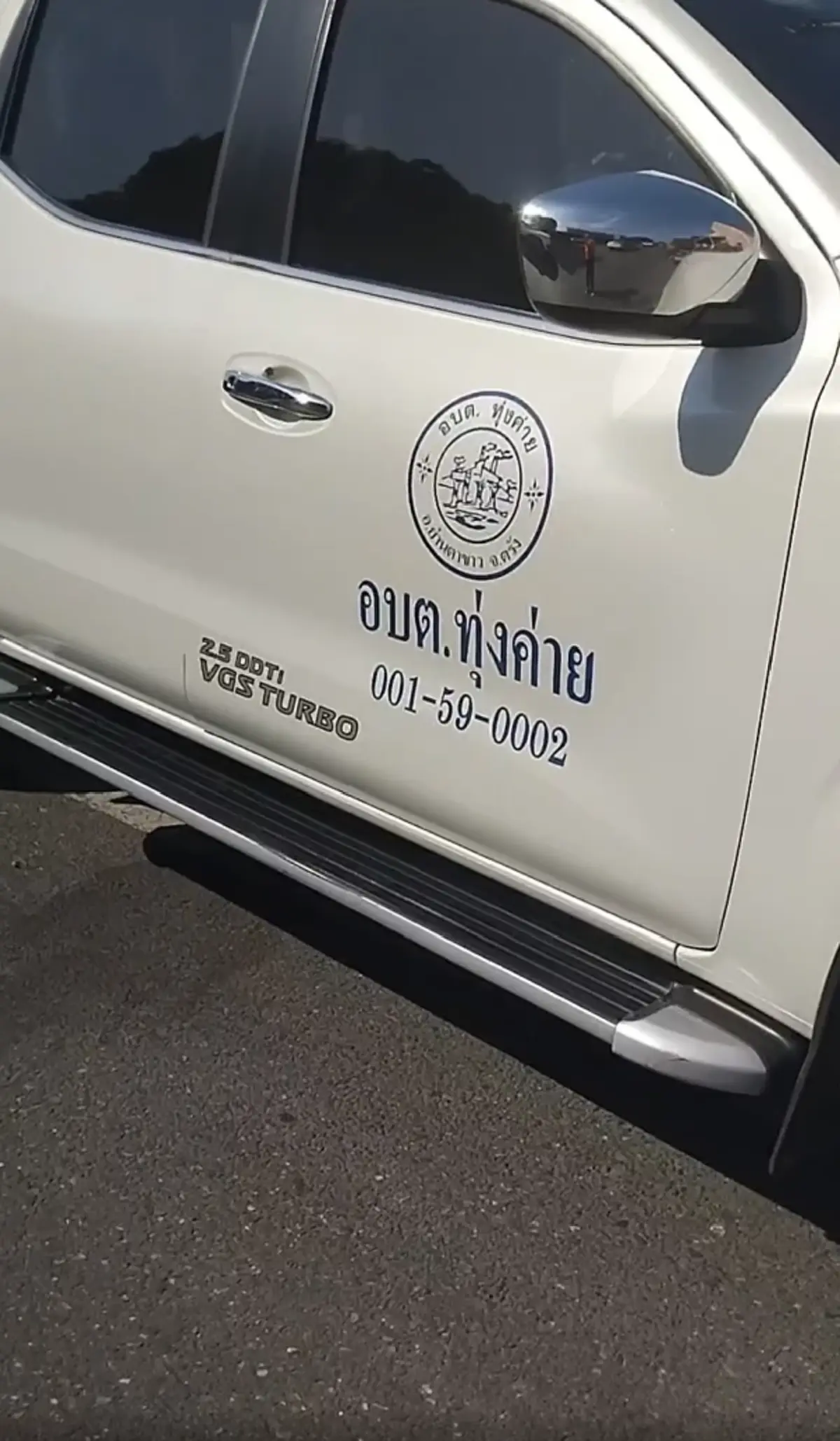 แห่ส่องทะเบียนรถ เจ้าหน้าที่ อบต. งูเหลือมไซส์ยักษ์โผล่เลื้อยบนฝากระโปรง