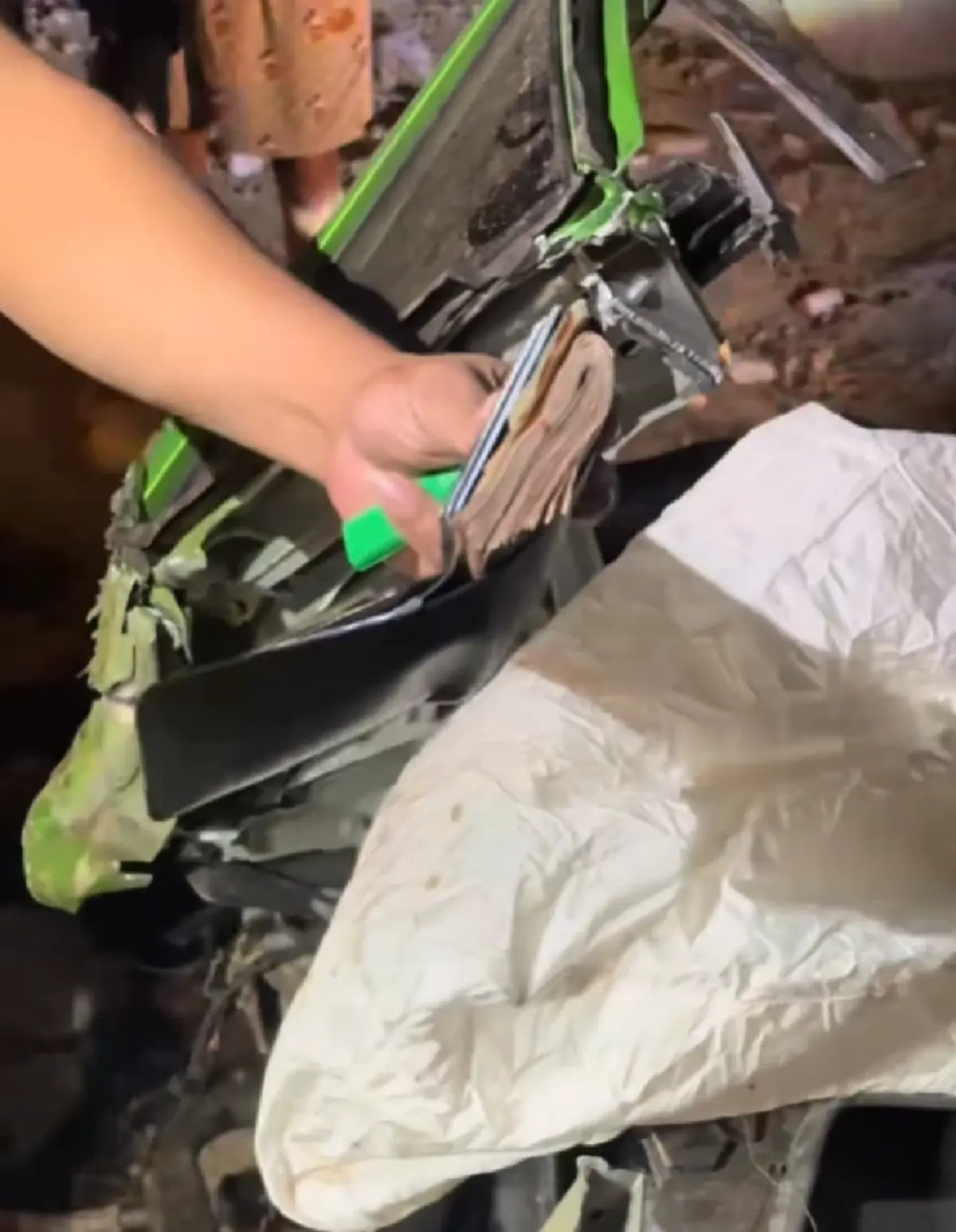 CEO โรงงานชำแหละไก่ ควบ ลัมโบร์กินี ชนกระบะพังยับ คนขับเผ่นแนบไร้ร่องรอย