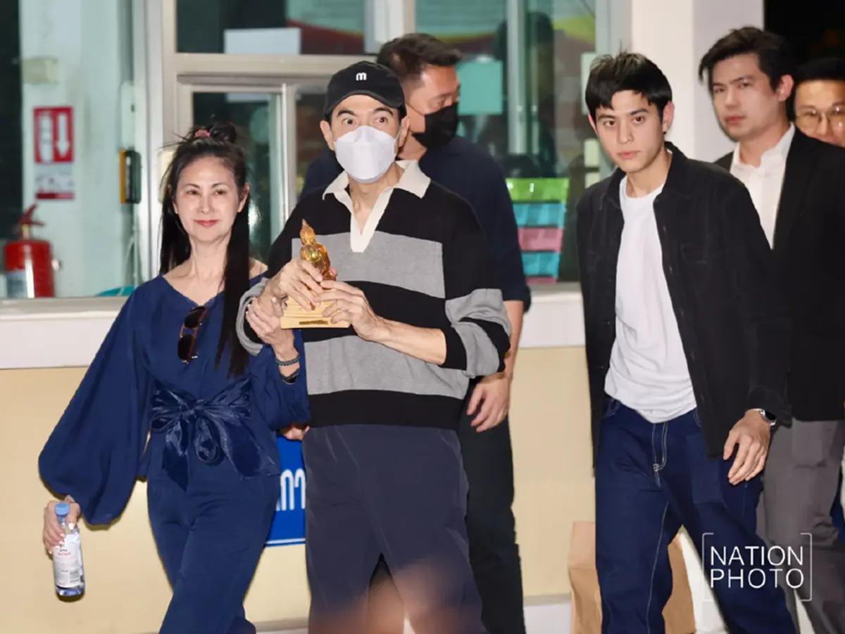 นาทีอิสรภาพ \"แซม ยุรนันท์\" ถือพระออกจากเรือนจำ