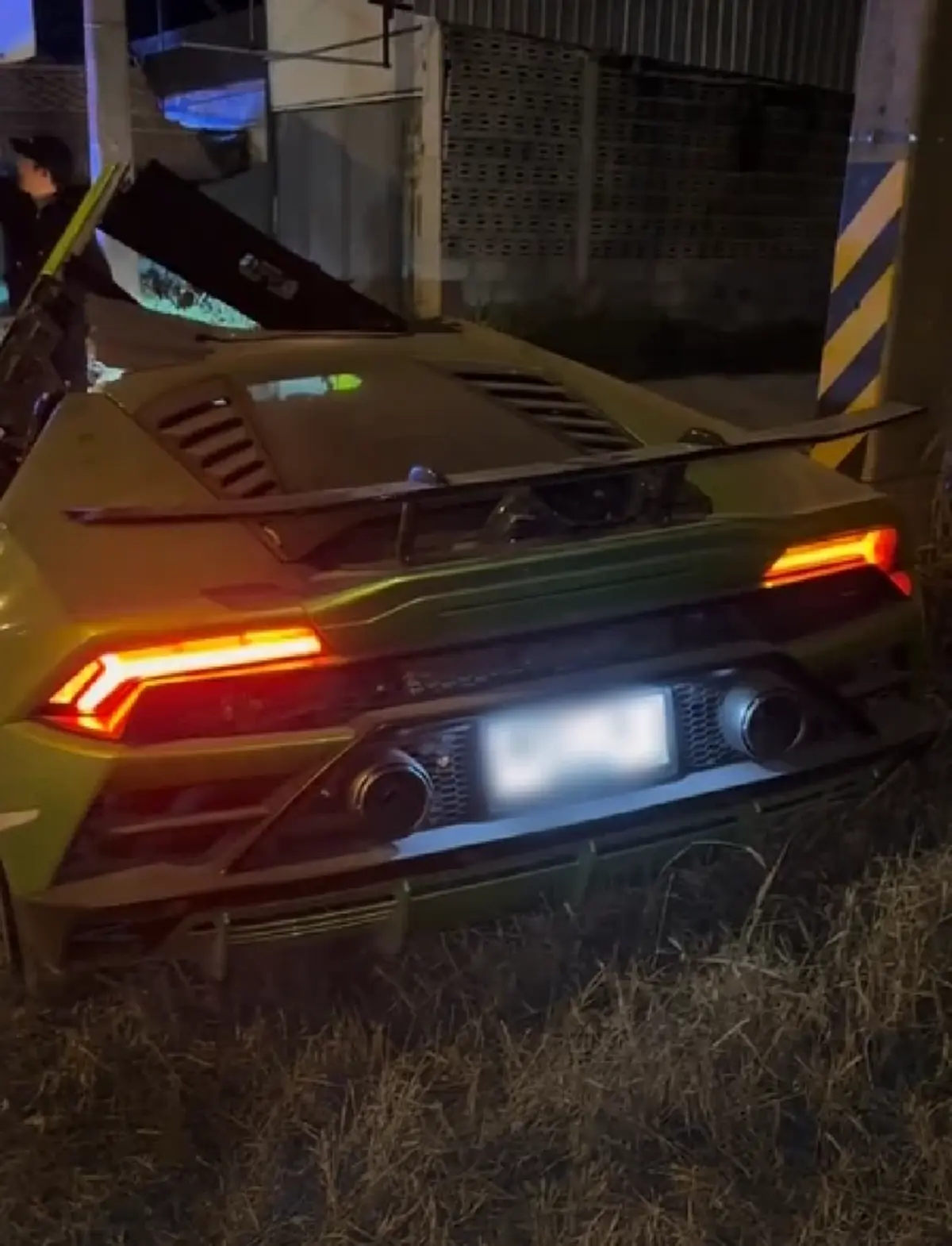 CEO โรงงานชำแหละไก่ ควบ ลัมโบร์กินี ชนกระบะพังยับ คนขับเผ่นแนบไร้ร่องรอย