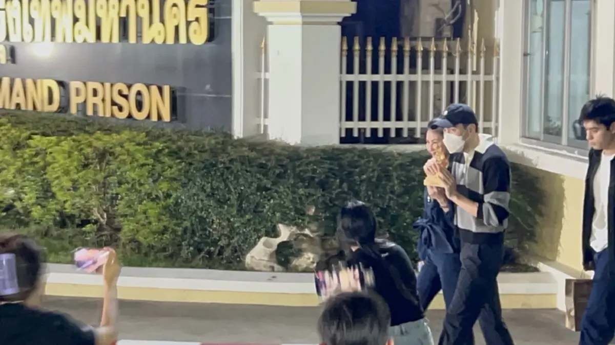 นาทีอิสรภาพ \"แซม ยุรนันท์\" ถือพระออกจากเรือนจำ