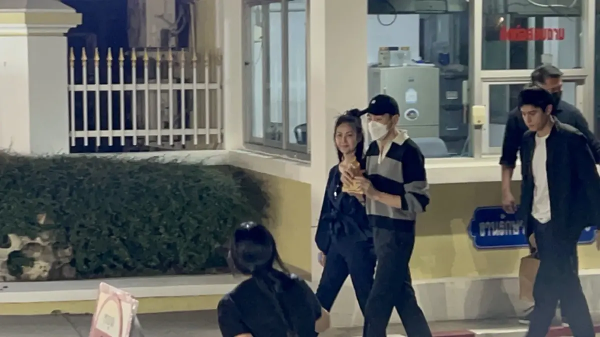 นาทีอิสรภาพ \"แซม ยุรนันท์\" ถือพระออกจากเรือนจำ