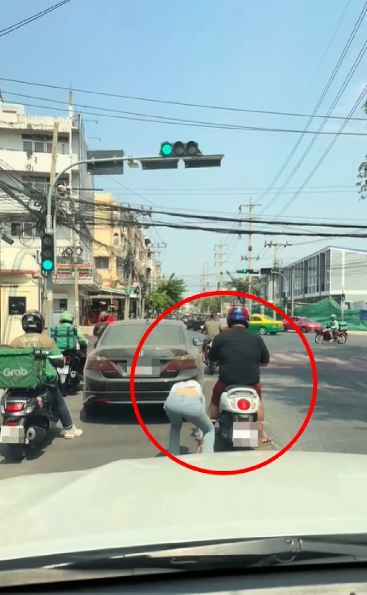 แฟนสาวโดนทิ้ง หนุ่มไม่รู้ลงจากรถ ไฟเขียวรีบบิดคันเร่ง ตะโกนเรียกไม่หัน