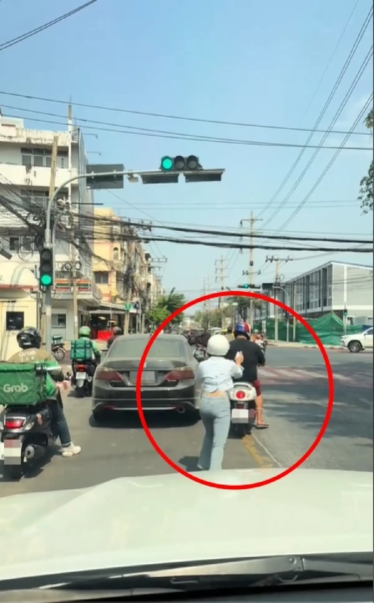 แฟนสาวโดนทิ้ง หนุ่มไม่รู้ลงจากรถ ไฟเขียวรีบบิดคันเร่ง ตะโกนเรียกไม่หัน