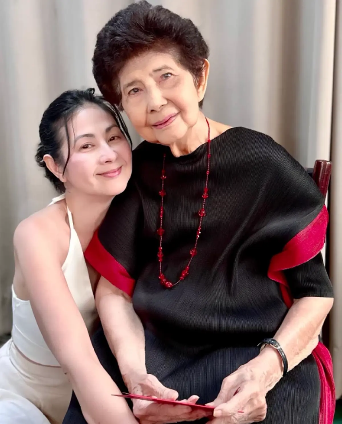 เศร้า \"มุก มาริษา\" ภรรยา \"แซม ยุรนันท์\" สูญเสียคุณแม่ ม.ร.ว.มารศรี สุจริตกุล