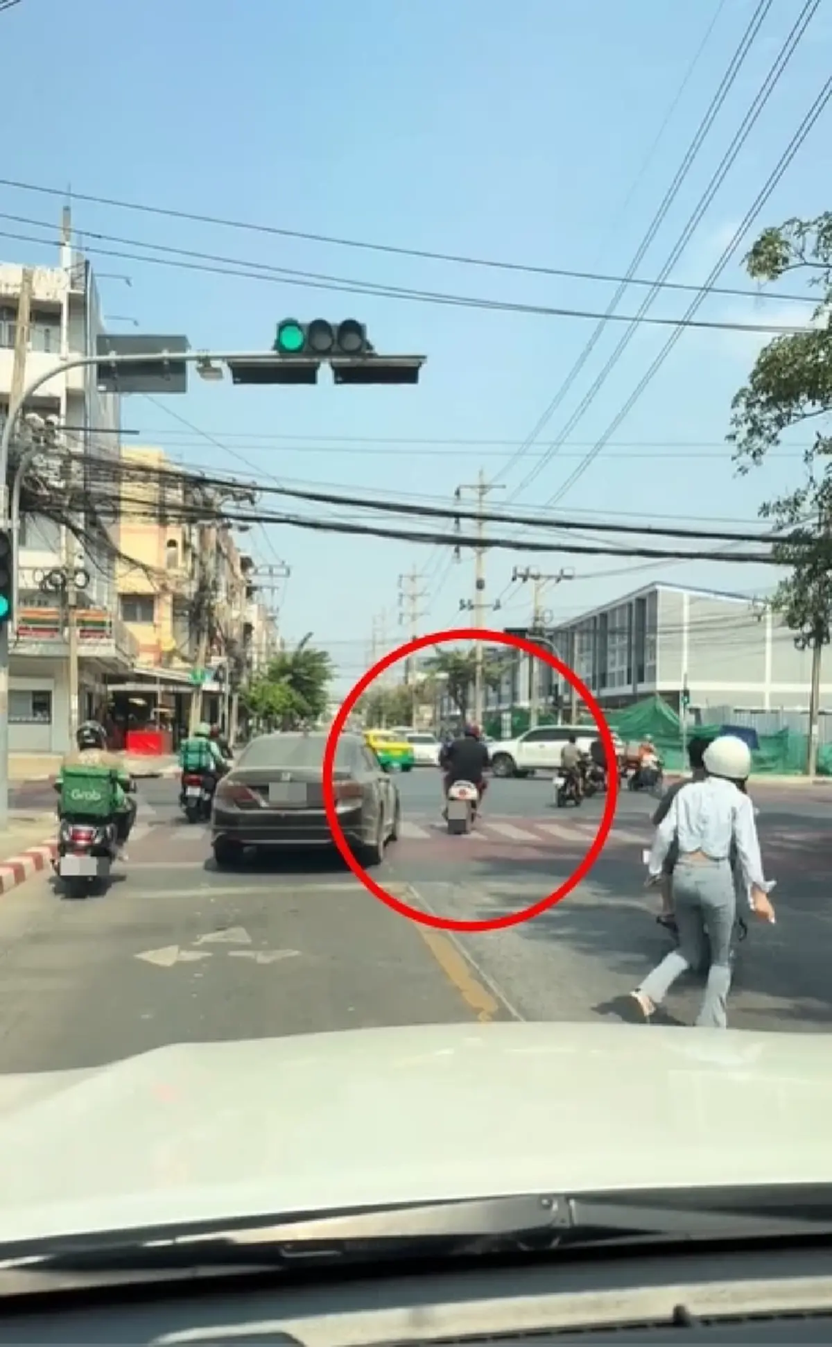 แฟนสาวโดนทิ้ง หนุ่มไม่รู้ลงจากรถ ไฟเขียวรีบบิดคันเร่ง ตะโกนเรียกไม่หัน