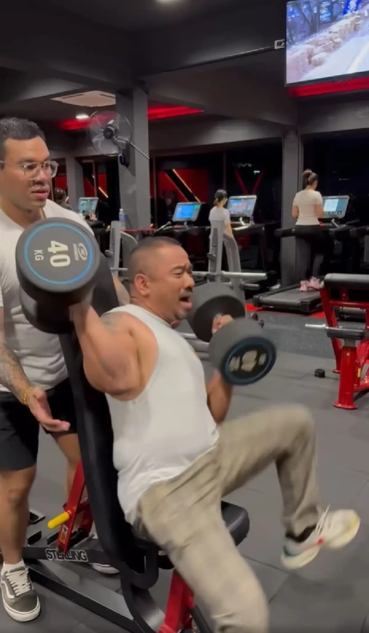 ไม่ไหวอย่าฝืน เทรนเนอร์ยกน้ำหนักเกินกำลัง กระดูกแขนหัก 2 ท่อน