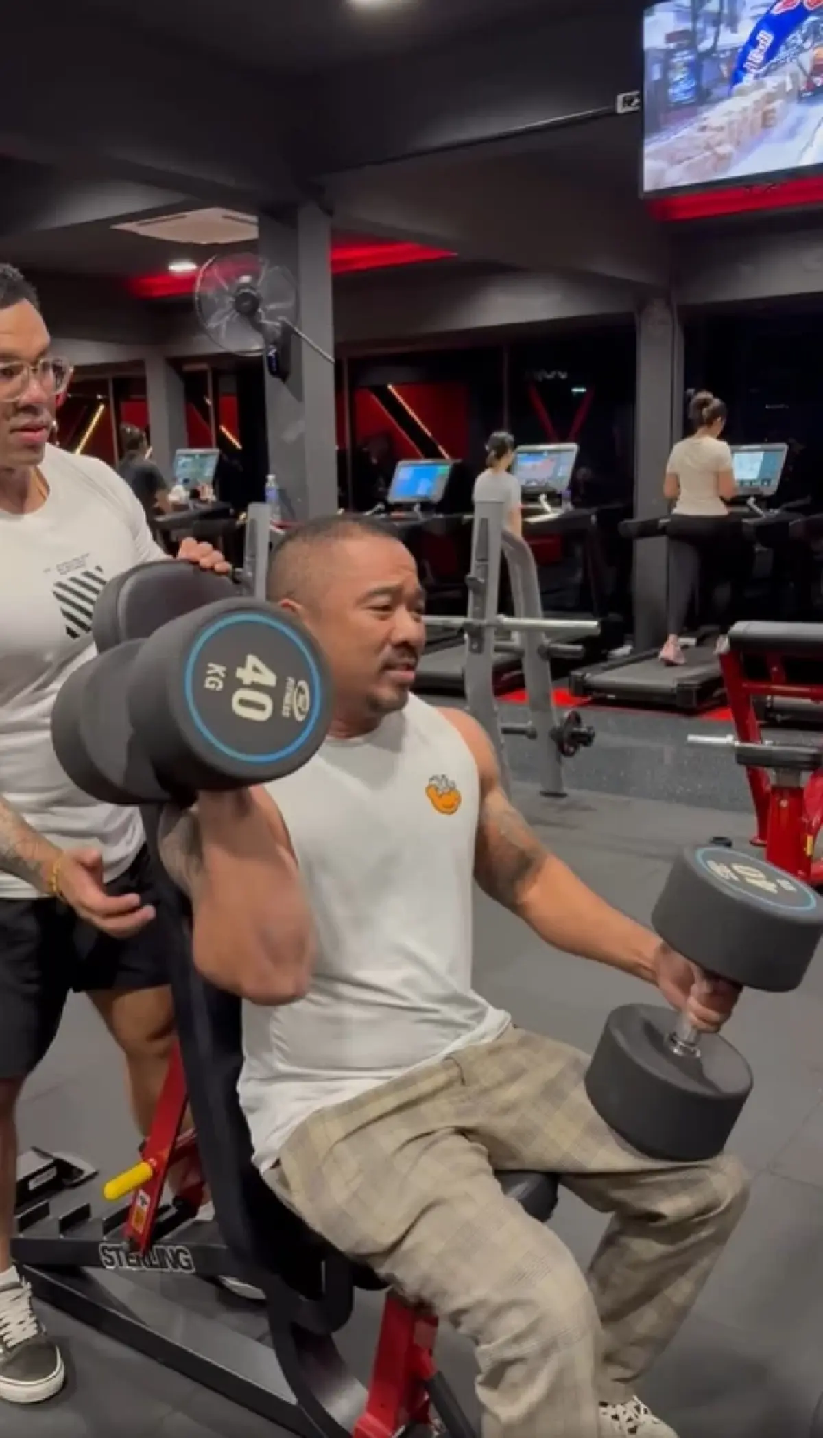 ไม่ไหวอย่าฝืน เทรนเนอร์ยกน้ำหนักเกินกำลัง กระดูกแขนหัก 2 ท่อน