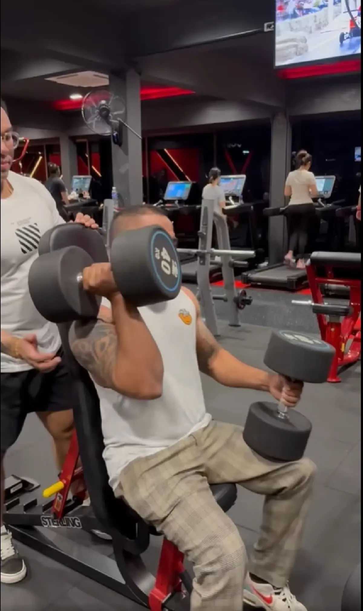 ไม่ไหวอย่าฝืน เทรนเนอร์ยกน้ำหนักเกินกำลัง กระดูกแขนหัก 2 ท่อน